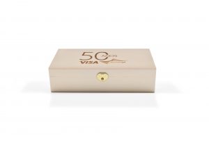 Caixa de madeira com fecho para a VISA Caixa em formato retangular de madeira com personalização a quente