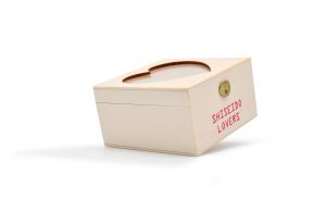 Caixa de madeira com moldura