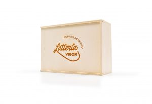 Caixa de madeira com tampa deslizante